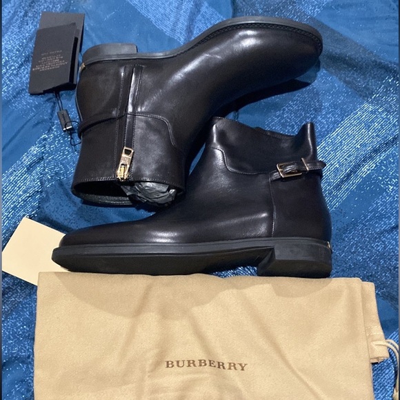 Women’s Burberry boots size 36 (5.5)